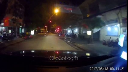 Motorcycles cross the red lights were hit by cars