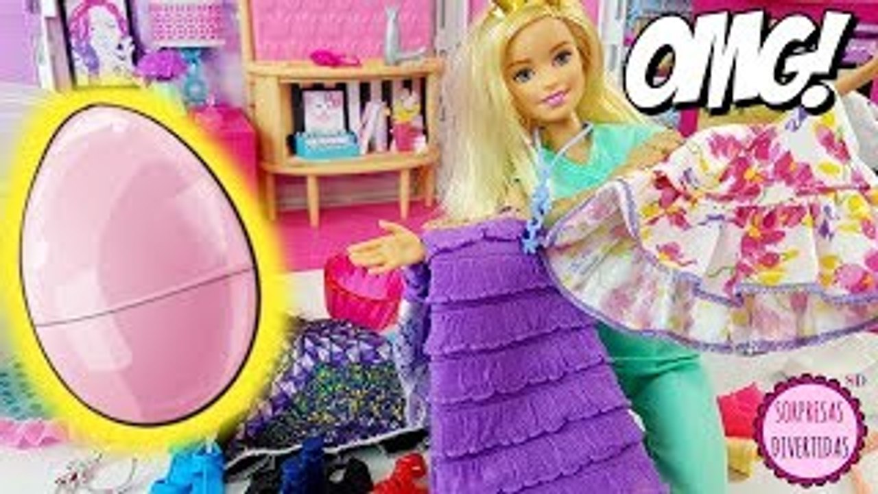 Barbie recibe un huevo gigante sorpresa lleno de ropa y accesorios - Vídeos de muñecas