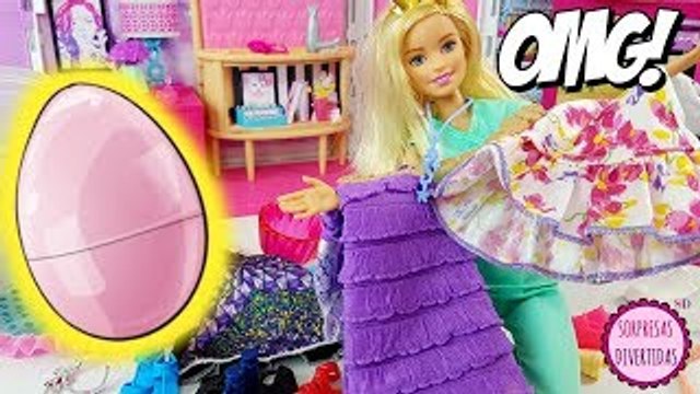 Barbie recibe un huevo gigante sorpresa lleno de ropa y accesorios - Vídeos de muñecas