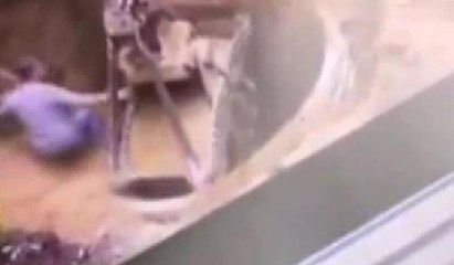 İki işçi toprağa gömüldü: O anlar kamerada