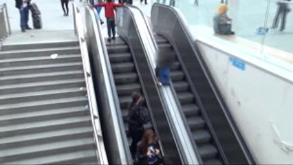 Taksim'de Yürüyen Merdivenlerde Tehlikeli Şov