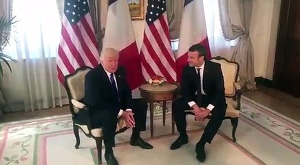 Download Video: Emmanuel Macron résiste à la poignée de main avec Donald Trump et impressionne le monde entier ! - VIDÉO