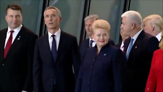 Quand Donald Trump écarte le premier ministre du Monténégro à Bruxelles