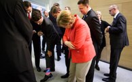 Kanada Başbakanı Pembe Çoraplarını, Almanya Başbakanı Merkel'e Gösterdi