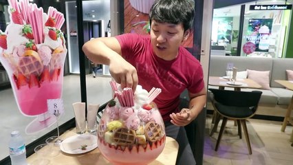 MASSIVE Ice Cream Sundae, 22 SCOOPS!!! in Bangkok Thailand!