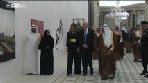 صورة الحرم المكي تثير انتباه الرئيس الأميركي وزوجته