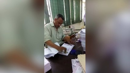 Cet homme tamponne plus vite que son ombre !