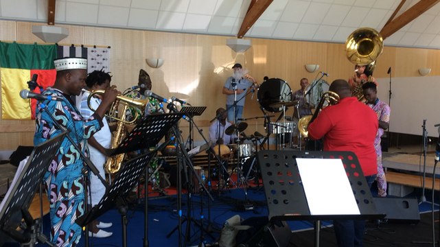 Le bagad de Plomodiern répète avec les Béninois du Gangbé brass band.