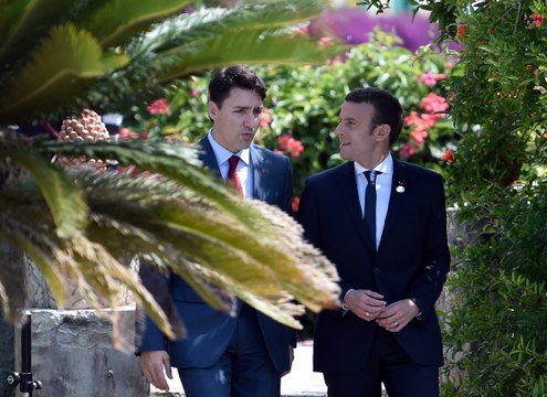 Macron et Trudeau posent ensemble, les réseaux sociaux s'enflamment