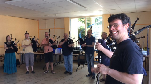 Le bagad de Plomodiern en répétition salle Saint Yves
