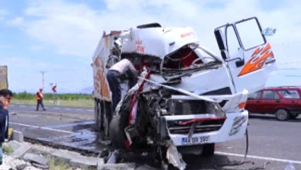 Kamyon Yolcu Otobüsüne Çarptı: 4 Yaralı