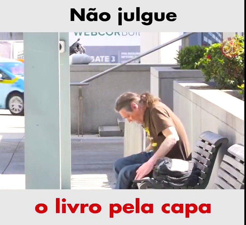 Deixou dinheiro a sem-abrigo sem ele ver... Depois voltou fingindo precisar de dinheiro