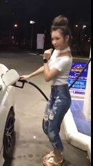 Clip 10 triệu view của cô nàng xinh đẹp đổ xăng khiến dân mạng “phát sốt”