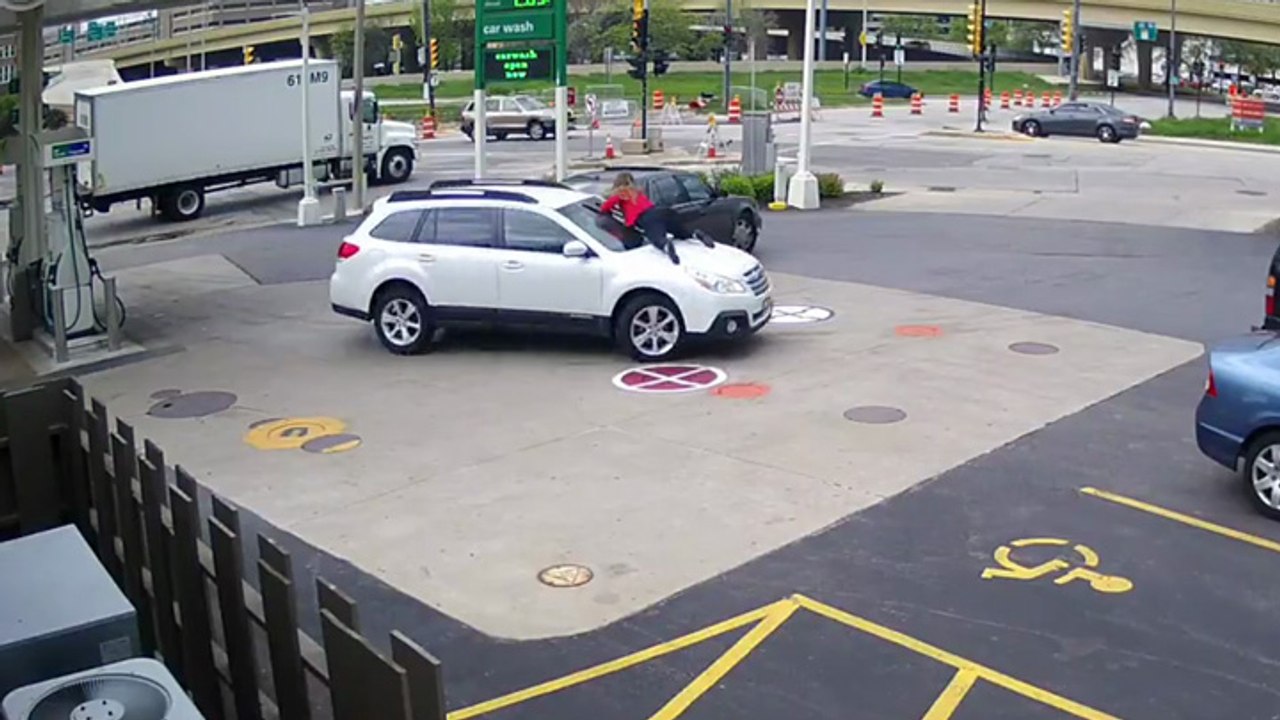 Elle saute sur le capot de sa voiture pour empêcher son vol