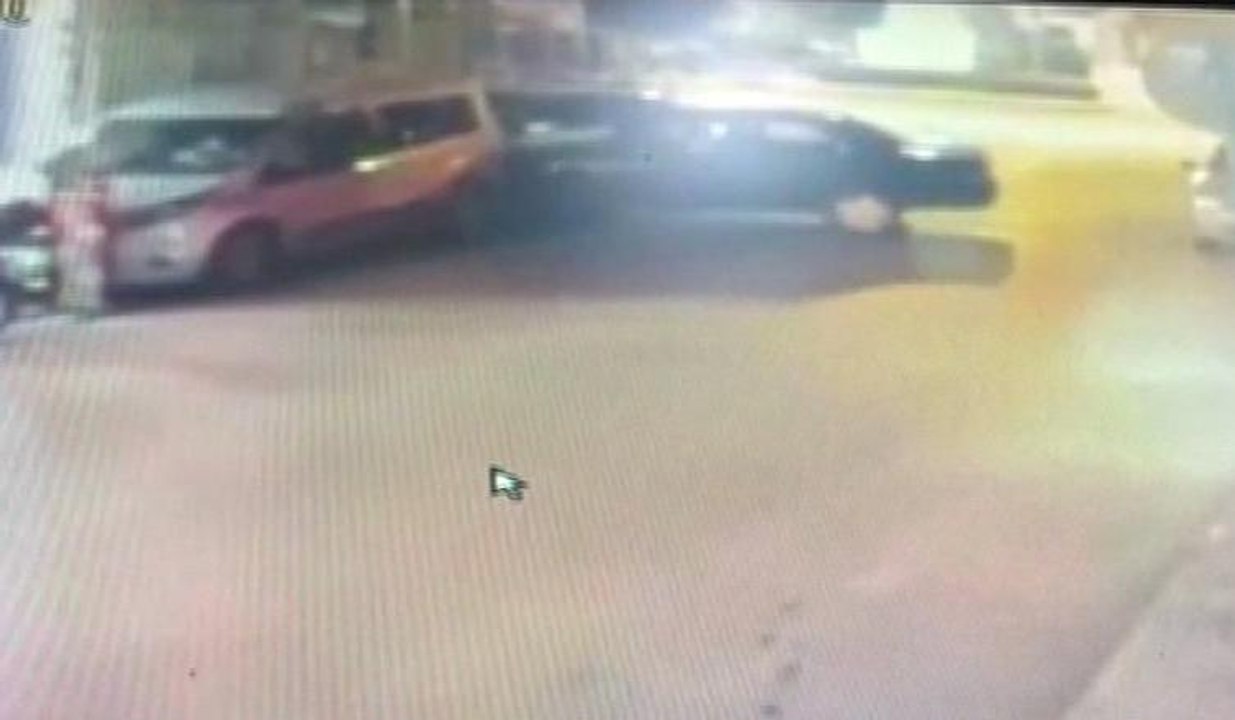 Drift yapmak isterken iki araca birden çarptı