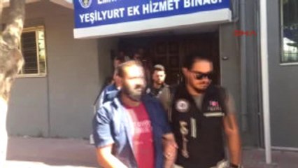 Izmir Polisi, Ayakkabı Ustası Olan Suriyeli'nin Insan Kaçakçılığı Şebekesini Çökertti