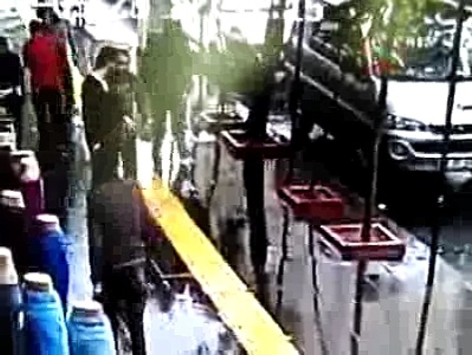 KALDIRIMDAKİ KAVGA GÜVENLİK KAMERASINDA SOKAKTA ERKEK İLE KAVGA ETTİ, YANINDAKİ KADINA DA SALDIRDI
