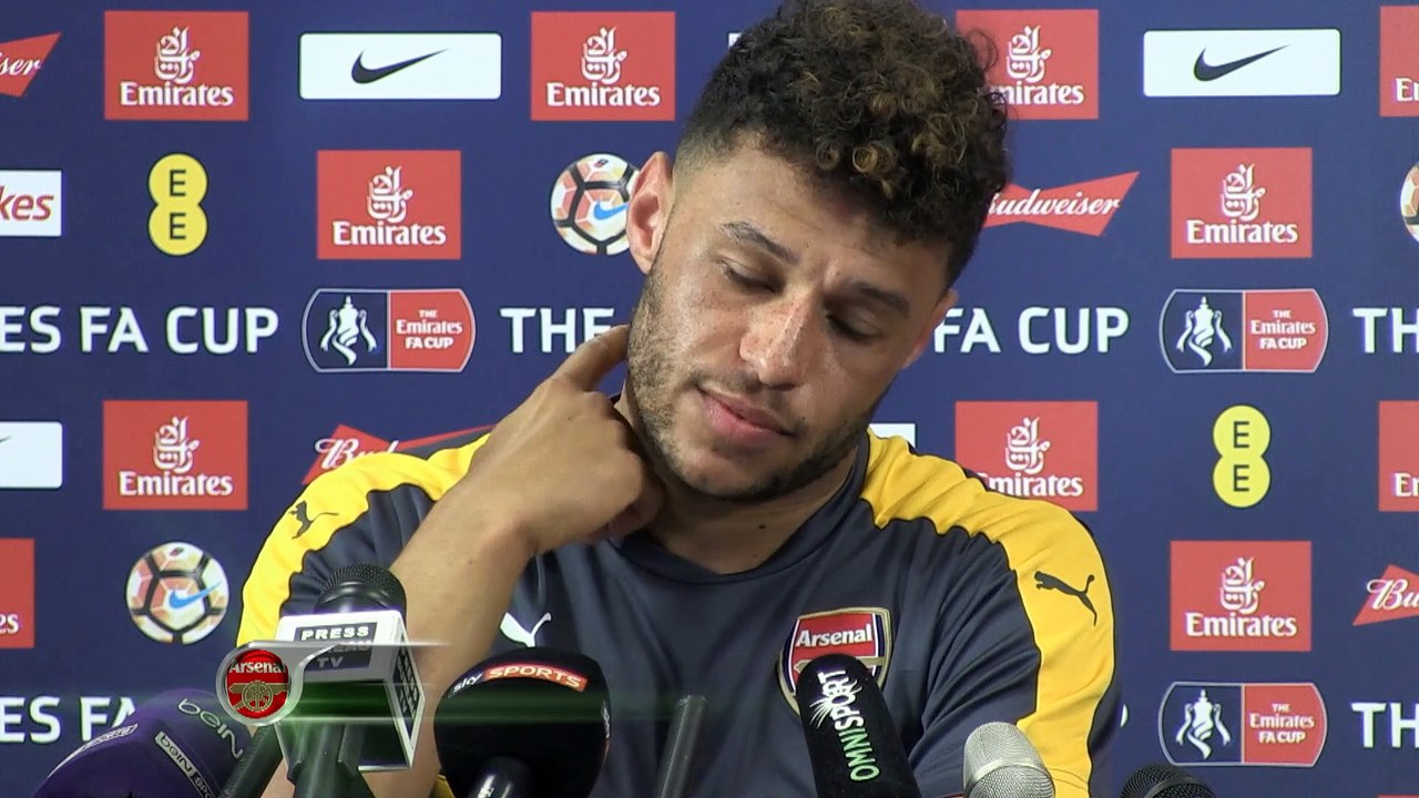 Oxlade-Chamberlain studies Dani Alves ahead of final