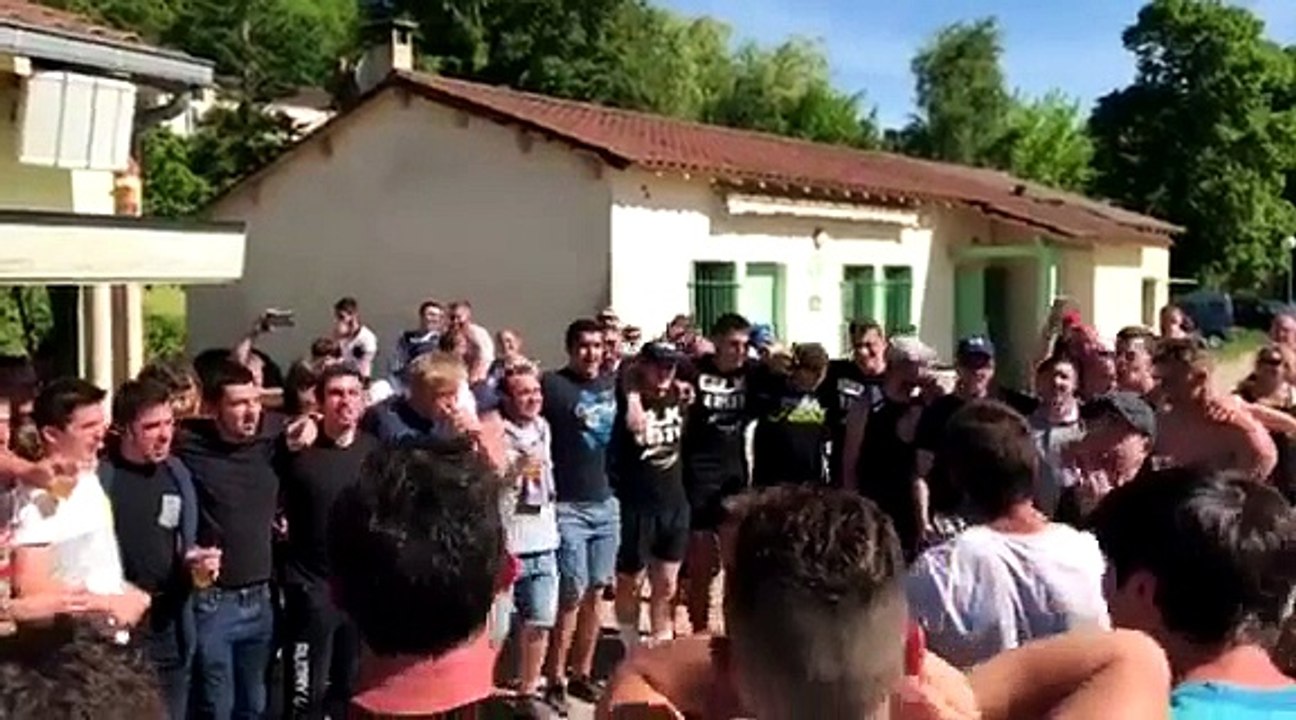 Les Bélascain de Nafarroa et Issoire chantent ensemble après le match