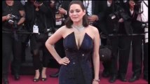 Zap sexy : Le décolleté de Marion Cotillard et Laeticia Casta sur le tapis rouge, Bella Hadid nue, une hôtesse de l’air ultra sexy… (vidéo)