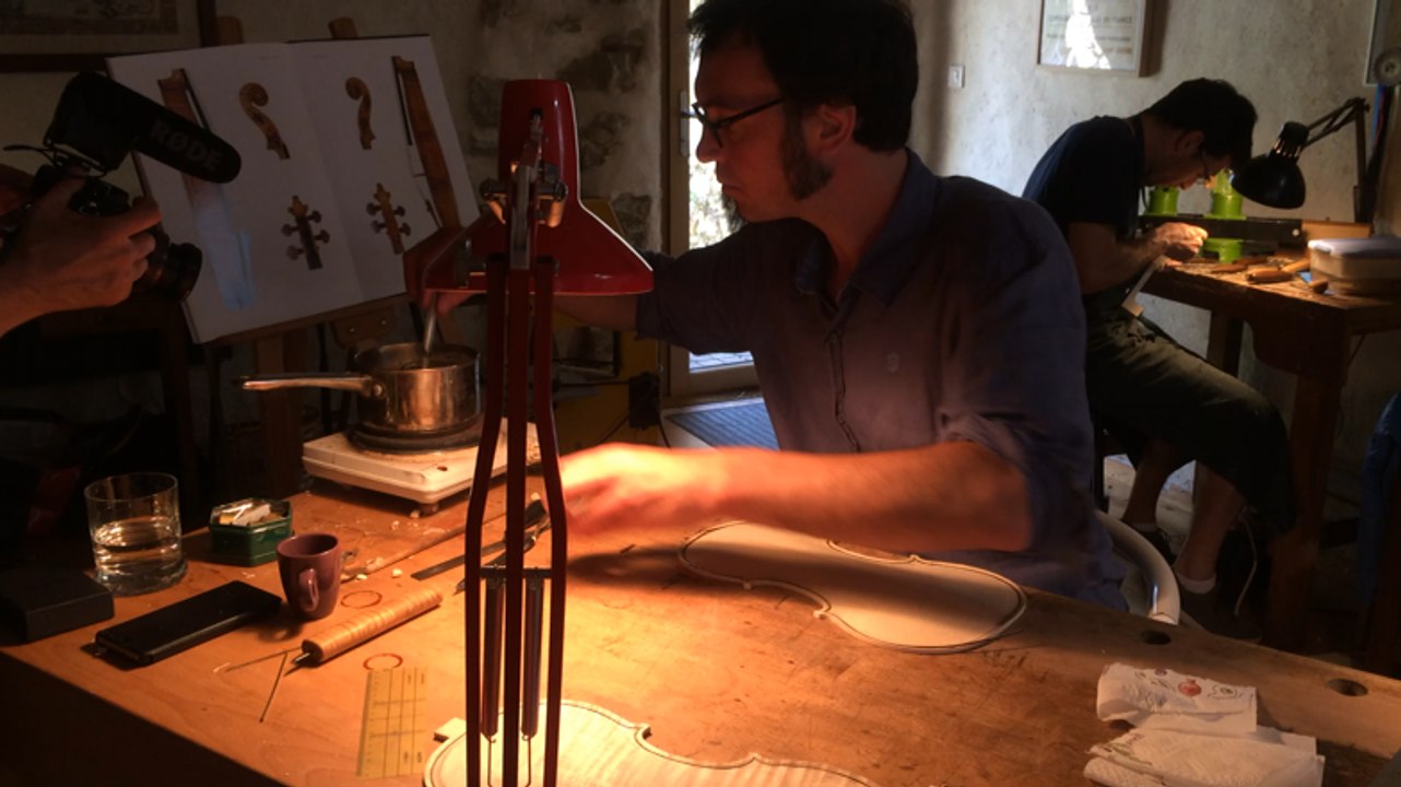 Les luthiers construisent un violon en quatre jours