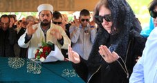 Nazan Öncel, Eşinin Cenazesinde Saf Tutup Cenaze Namazı Kıldı