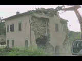 Pievebogliana (MC) - Terremoto, demolita abitazione a Villarella (26.05.17)