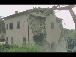 Pievebogliana (MC) - Terremoto, demolita abitazione a Villarella (26.05.17)