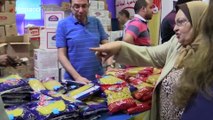 Egipcios buscan productos baratos para celebrar el Ramadán