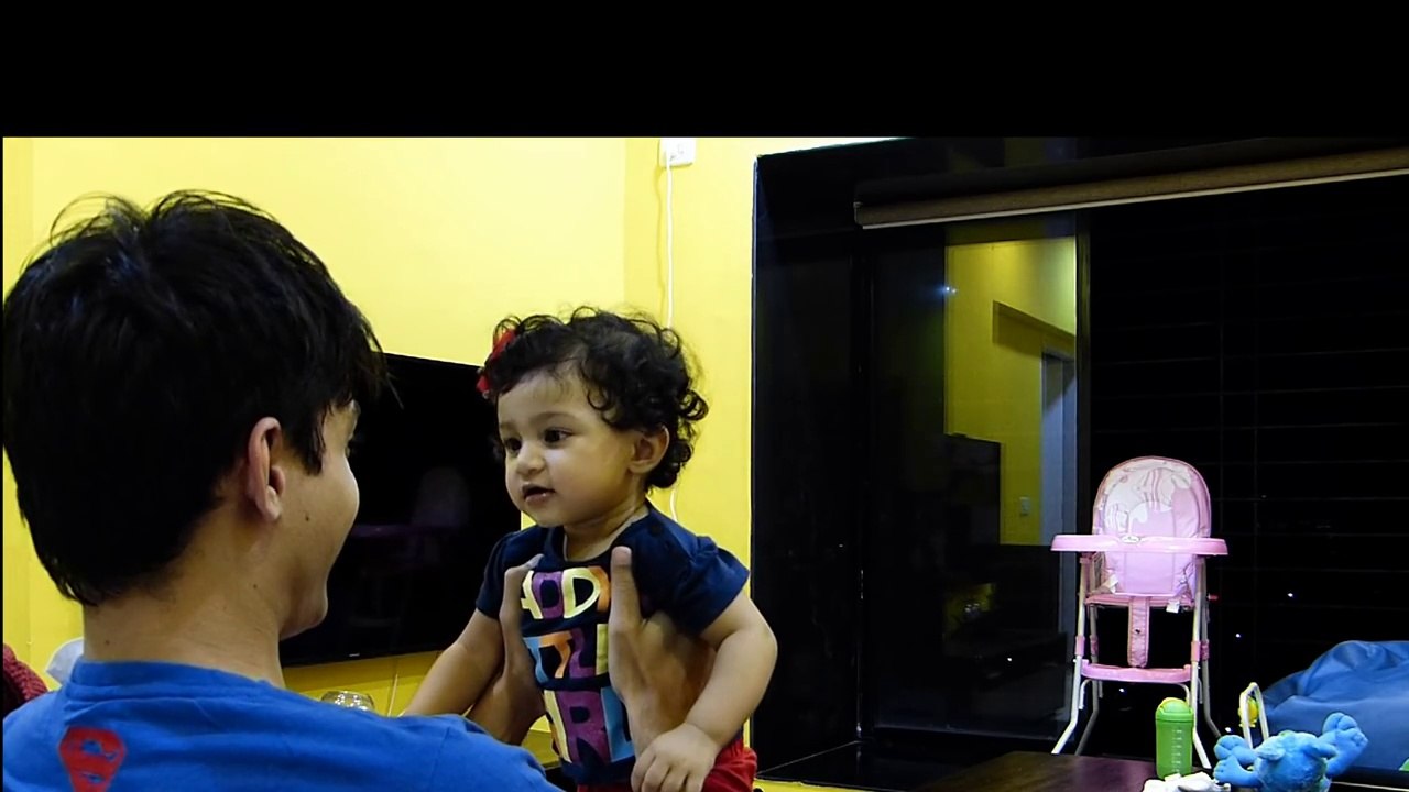 La réaction d'une fillette lorsque son père dévoile son visage sans barbe