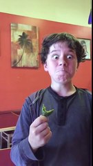 Un garçon regrettant d'avoir manger un piment !!