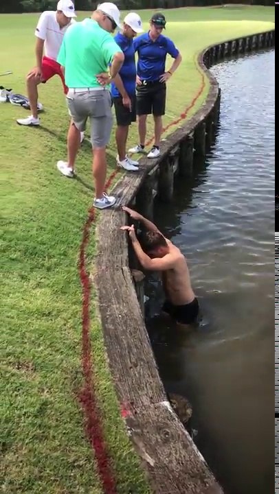 Ce golfeur prêt à tout pour récupérer sa balle !