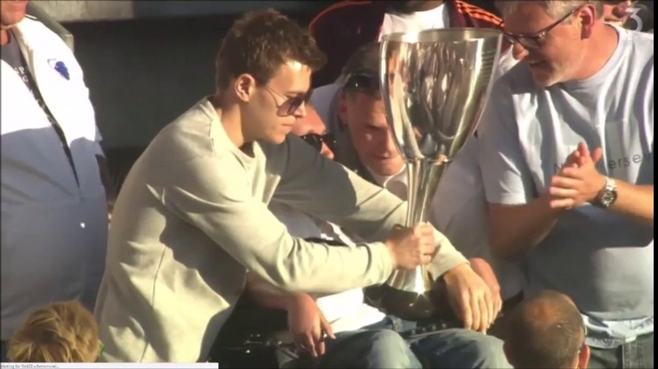 Ce fan donne la coupe de Foot à un supporter handicapé !