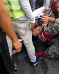 Policía quemando supuesto ladrón con un motor