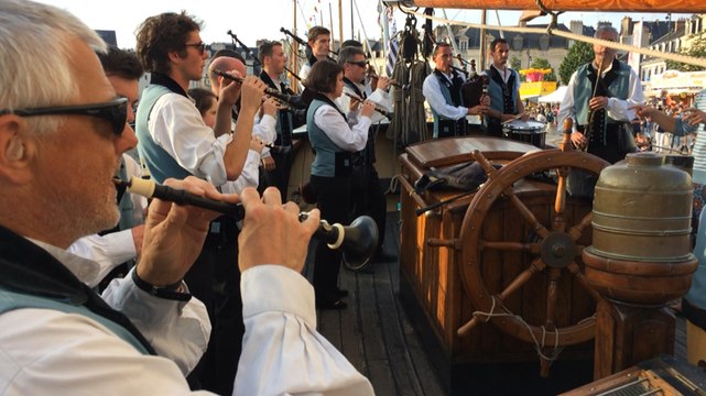 Semaine du Golfe: le Bagad de Vannes fait son show