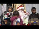 oscar de la hoya making the day for kids in eats la hands out 1500 toys EsNews Boxing