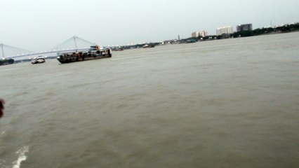 one steamer is flowing on the river