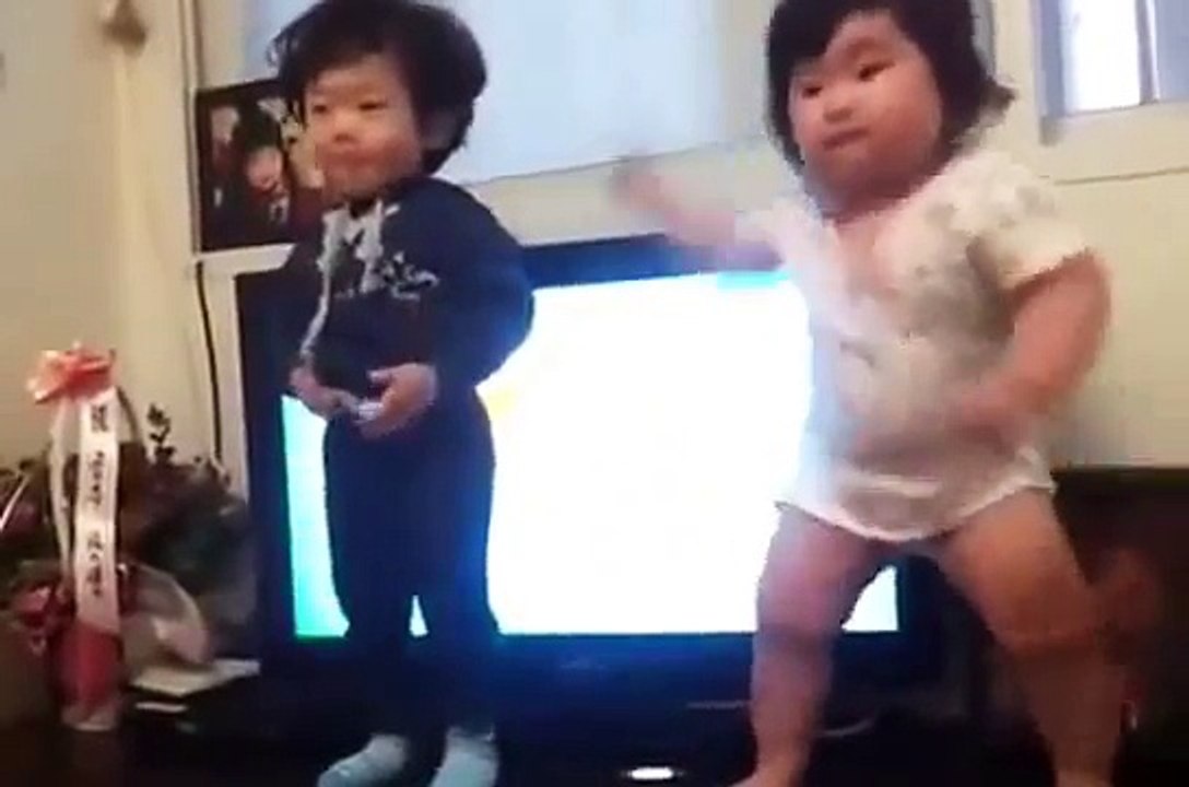 What a dance by a chubby Korean baby!