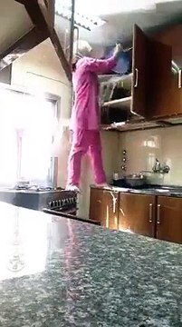 Il installe une caméra dans sa cuisine pour surveiller sa femme de ménage et il n'est pas déçu de ce qu'il découvre !