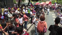 Opositores desafían a militares, chavistas apoyan Constituyente