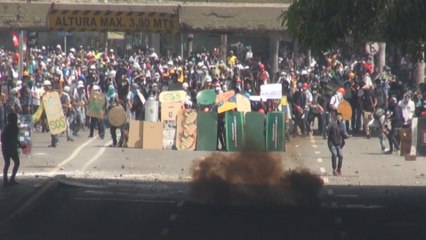Oposición protesta pidiendo cumplimiento de la constitución a las autoridades