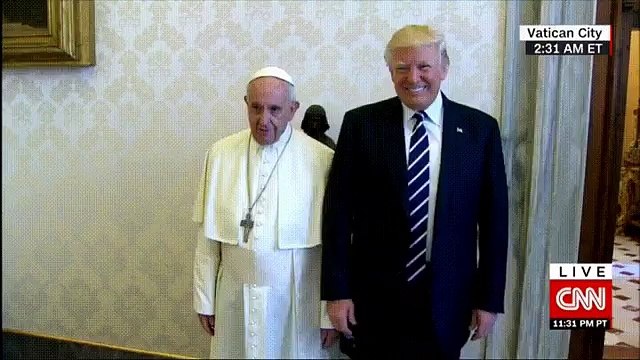 Pope Francisco slaps at President Trump when he tries to hold he hand