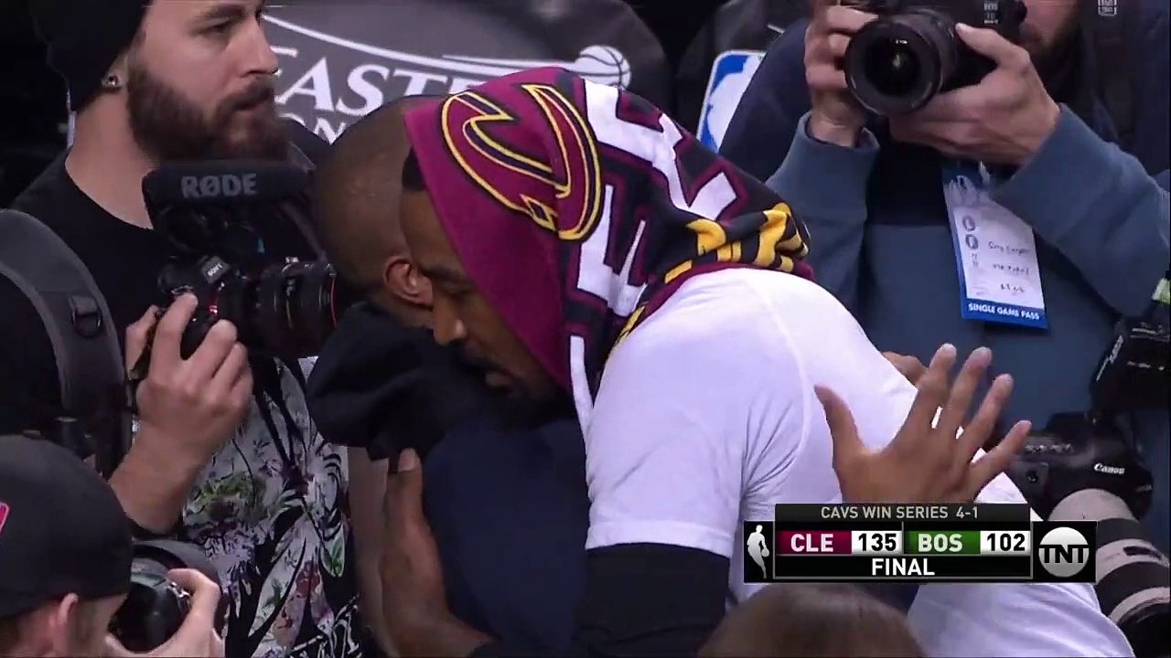 La belle accolade de LeBron James à Isaiah Thomas