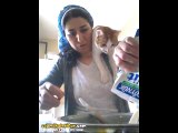 Kedileriyle Beraber Hem Yemek Yapıp Hem Muhabbet Eden Hanım Abla