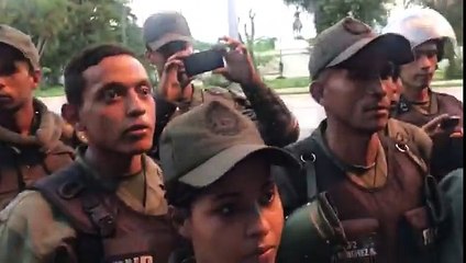 Venezuela: Nicolás Maduro aparece en plena avenida ante pelotón de la GNB