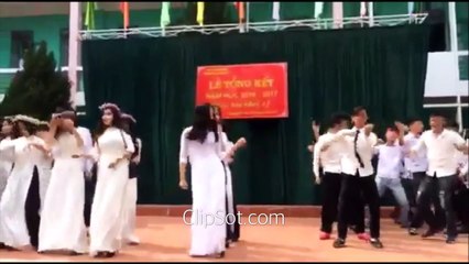Students dance like crazy - 学生は狂ったように踊ります - छात्र पागल की तरह नृत्य