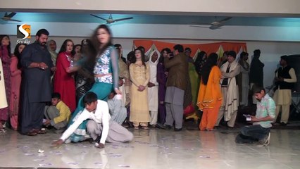 ڈانس کرتے کرتے لڑکی گر پڑی پھر کیا ہوا سب حیران