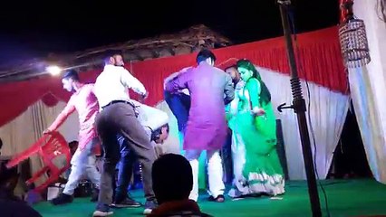 बाबू साहब का वेटा है सटेजवे पर चुमा लेता है sexy dance babu sahb ka beta hai stezwe pr chumma leta h
