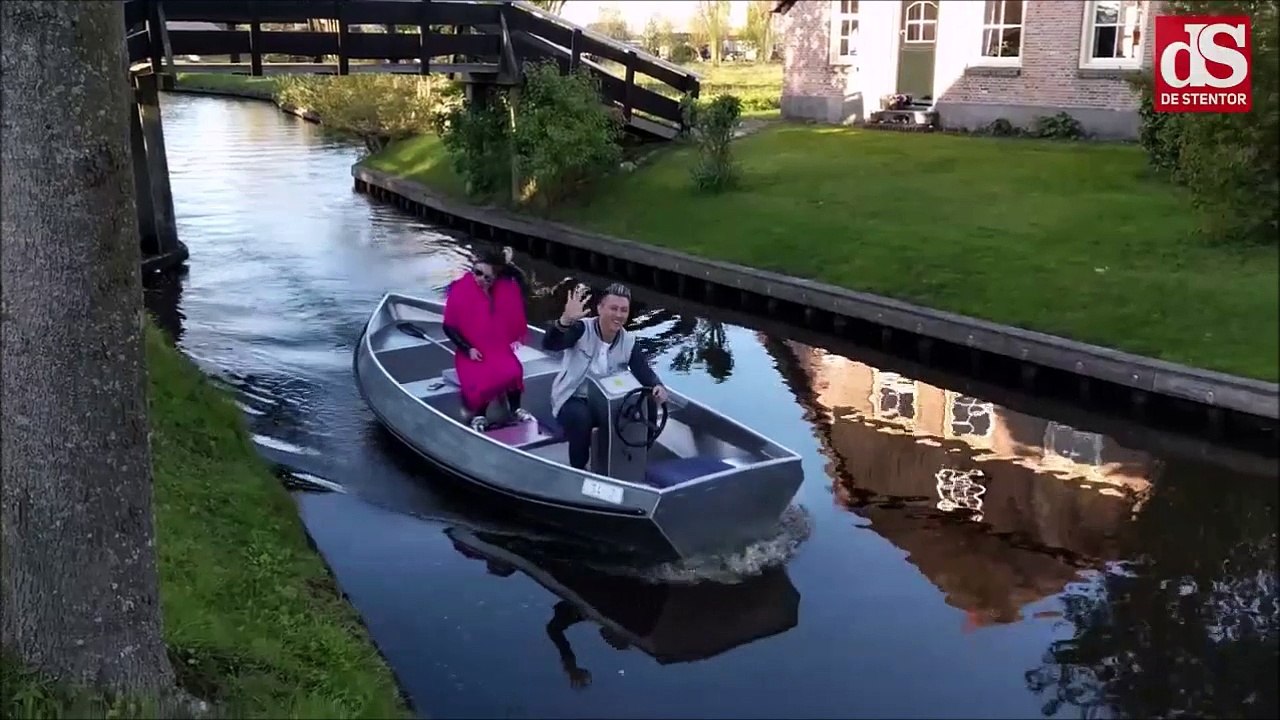 Ce gars conduit une barque à l'envers... WTF??