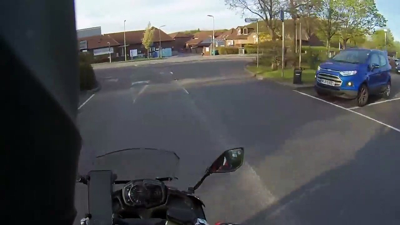 Ce motard se fait percuter par une conductrice mais arrive à rester debout
